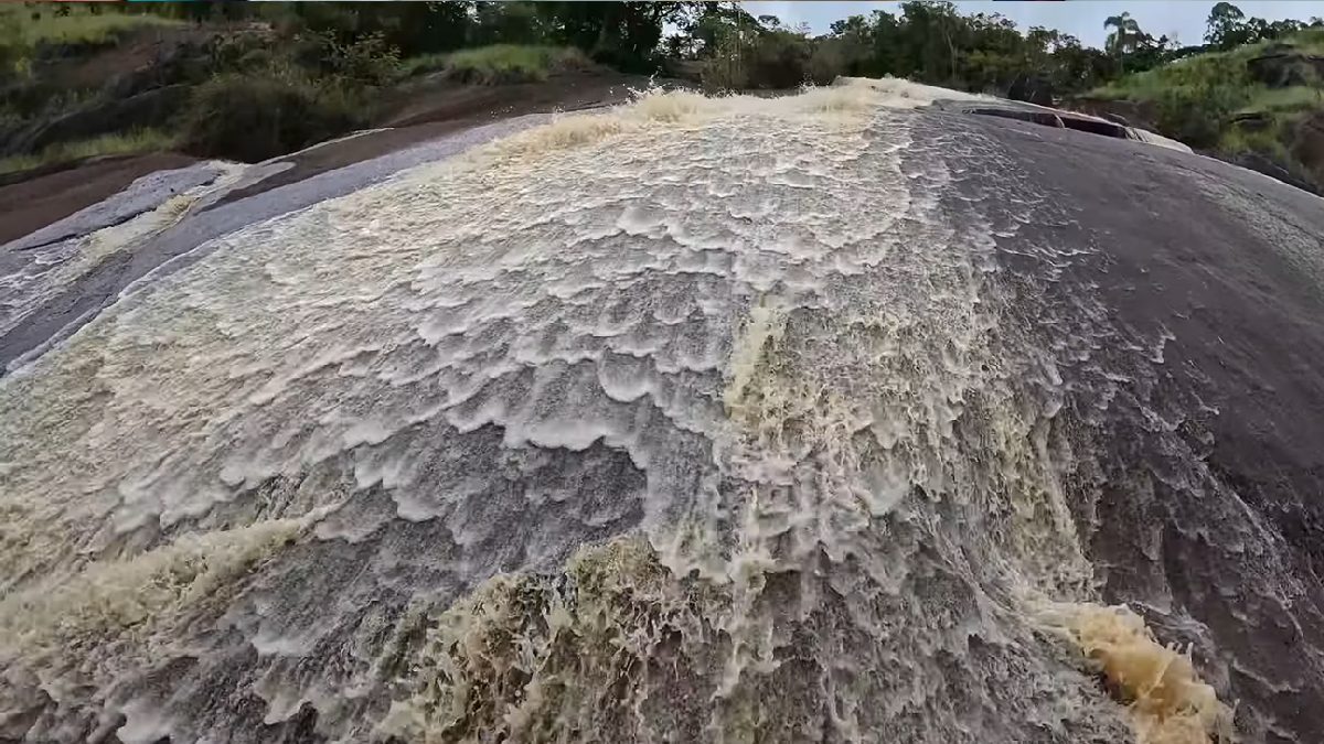 Outro nome recorrente no roteiro é a Cachoeira do Putim, na divisa com Guararema. A queda d'água tem cerca de 50 metros sobre laje de pedra (Foto: Viajando Novamente / Reprodução / YouTube)