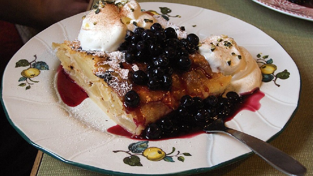 O Apfelstrudel (strudel de maçã) é uma sobremesa tradicional austríaca, símbolo de Viena, consistindo em uma massa fina e crocante recheada com maçãs, passas, canela e migalhas de pão (Foto: Björn Láczay / Wikimedia Commons)