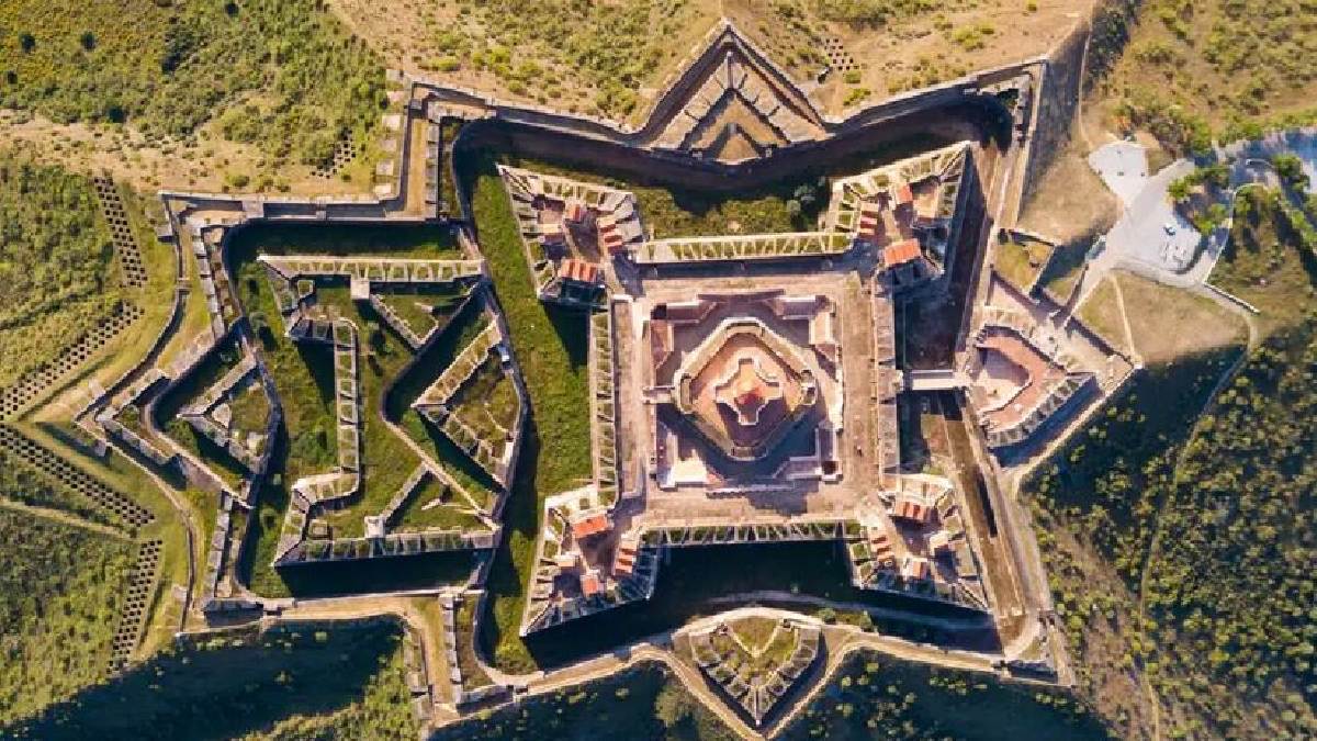 Esse tipo de estratégia também foi utilizado em Elvas (Portugal), que abriga a maior fortaleza abaluartada em formato de estrela, reconhecida pelo valor histórico e defensivo (Foto: Divulgação/Turismo de Alentejo)
