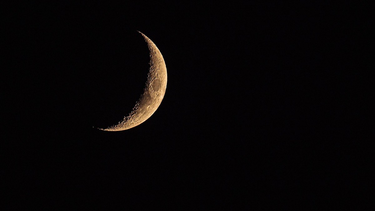 Foto da lua crescente consegue destacar a variação de cores de regiões da lua, o que também contribui para discernir a idade dessas regiões (Foto: Adege / Pexels)