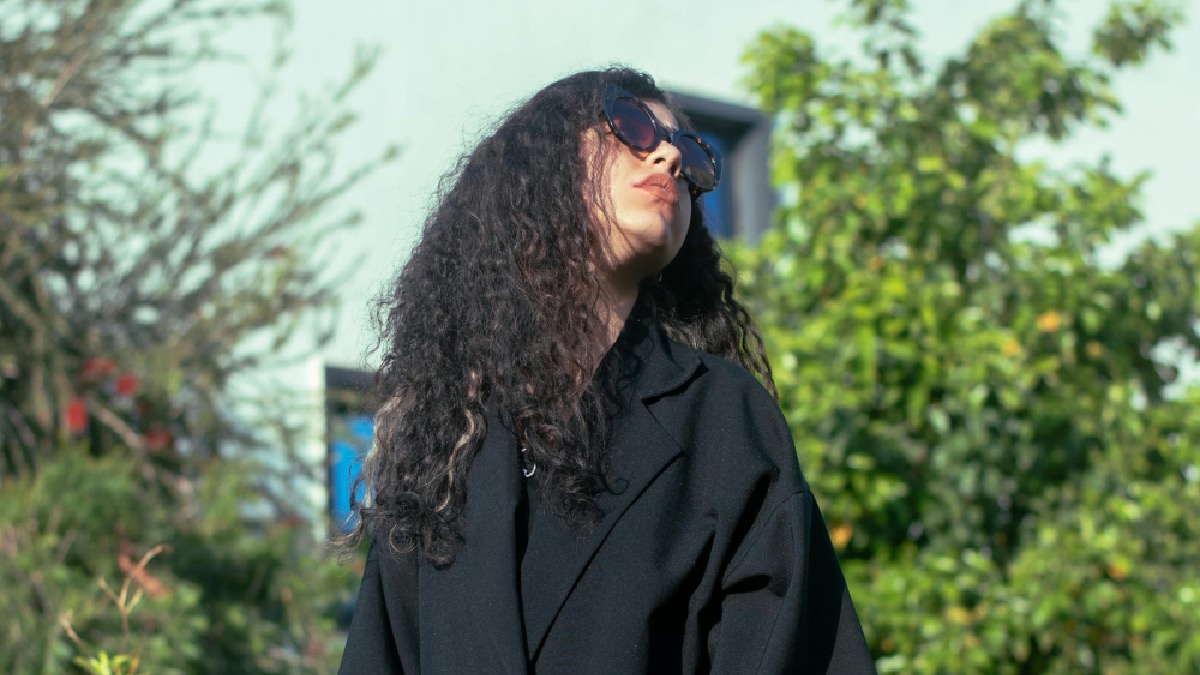 ase preta com blazer escuro mostra como a alfaiataria segura a produção antes da entrada de uma cor mais forte (Foto: Kamyar Dehghan / Pexels)