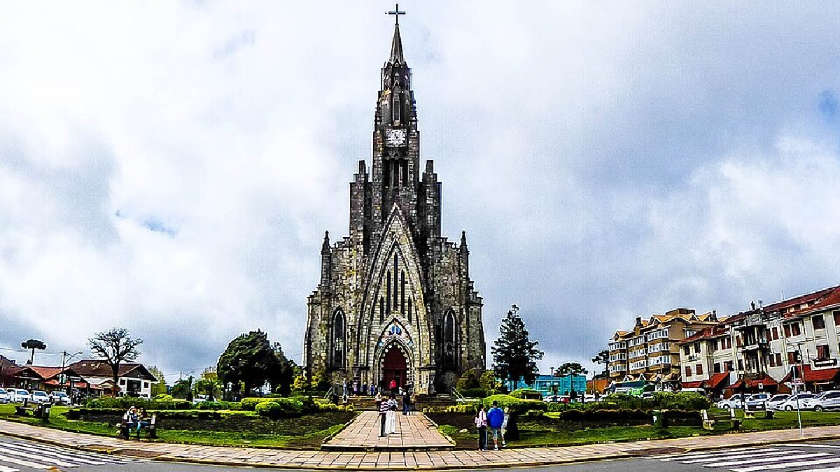 A caminhada pelo Centro costuma começar na Catedral de Pedra, construída em estilo gótico inglês e localizada na Praça da Matriz (Foto: Joao Vicente / Wikimedia Commons)