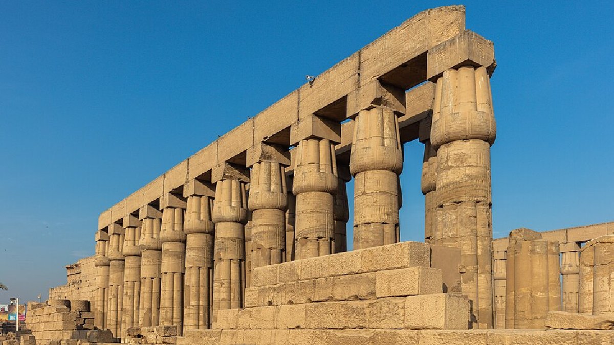 Luxor ficará perto do ponto de maior duração do eclipse, com totalidade estimada em cerca de 6 minutos e 22 segundos na região egípcia (Foto: Diego Delso / Wikimedia Commons)