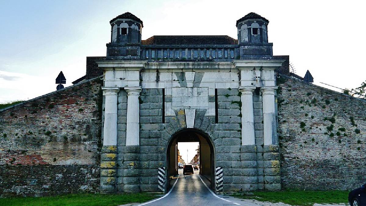 A partir dali, vale seguir pelas ruas retas que levam às três portas monumentais: Porta Udine, Porta Cividale e Porta Aquileia. Elas eram os únicos acessos à fortaleza e ainda marcam a chegada ao centro (Foto: Zairon / Wikimedia Commons)