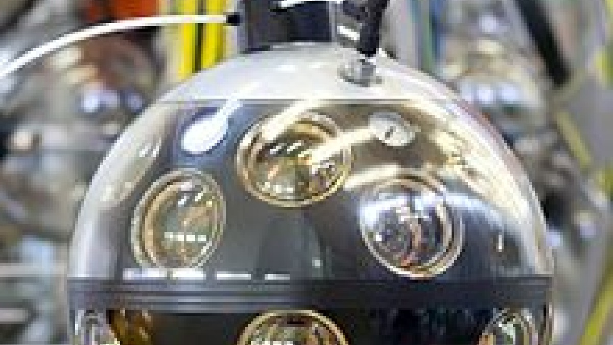 Módulo óptico digital do KM3NeT em laboratório, esfera usada para captar a luz produzida por partículas no mar Mediterrâneo (Foto: Vciarlet / Wikimedia Commons)