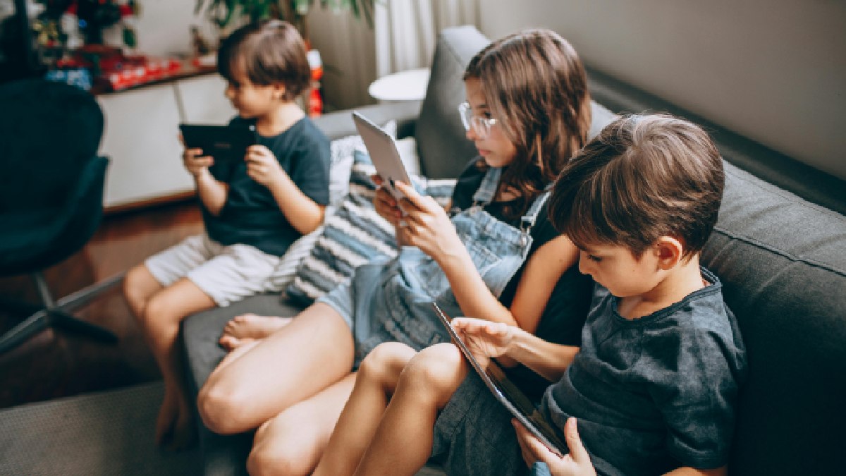 Mais de um terço dos estudantes brasileiros de 13 a 17 anos passa mais de duas horas por dia vendo vídeos em telas, segundo a PeNSE 2024 do IBGE (Foto: Helena Lopes / Pexels)