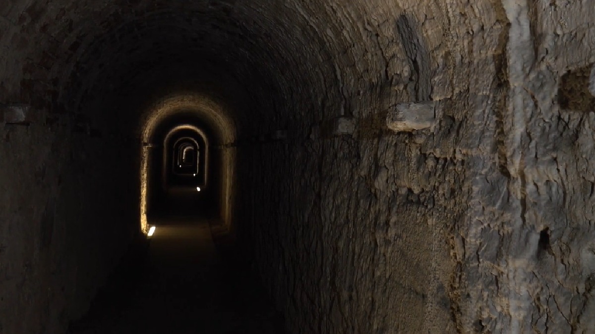 Quem quiser uma experiência mais imersiva pode visitar as Gallerie Sotterranee di Contromina, túneis subterrâneos usados no sistema defensivo. O roteiro oficial inclui cerca de 550 metros de percurso (Foto: Città di Palmanova / Reprodução / YouTube)