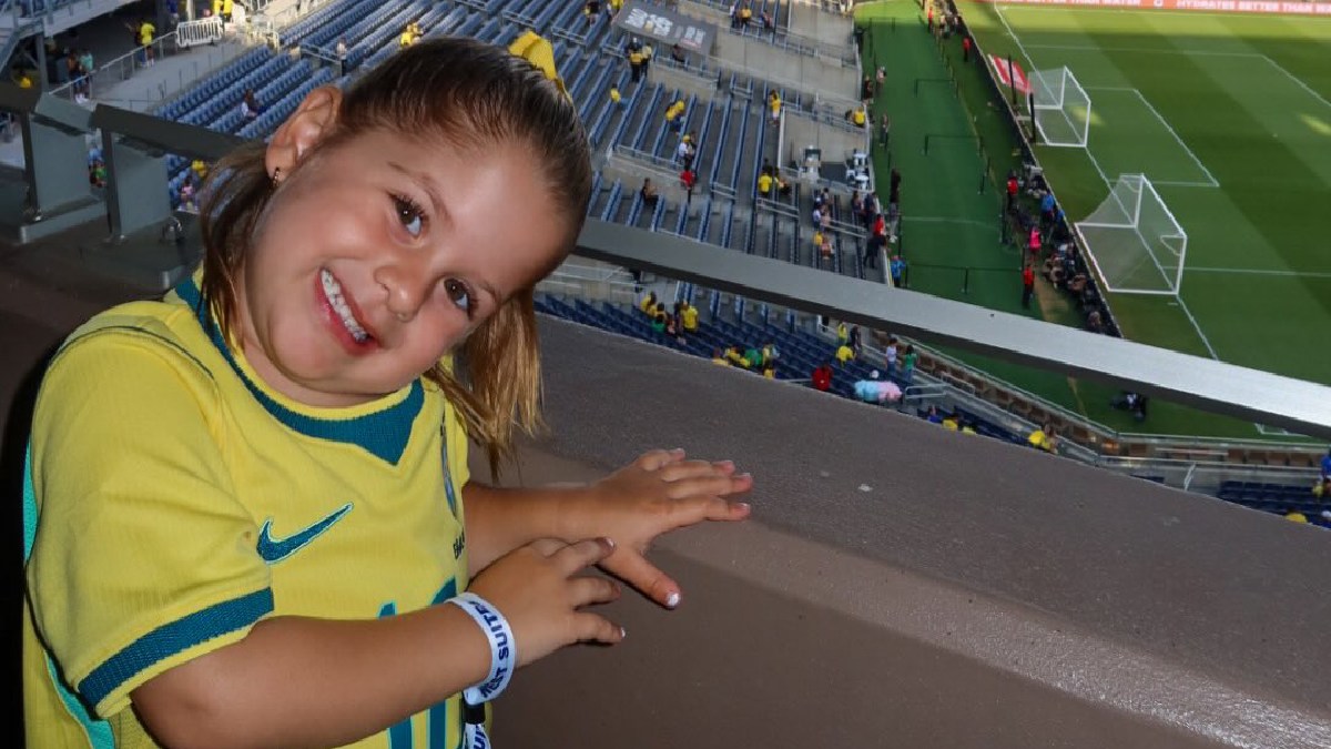 A filha do meio, Maria Flor, ainda possui apenas 3 anos e só completará os quatro anos mínimos para a escolarização em outubro