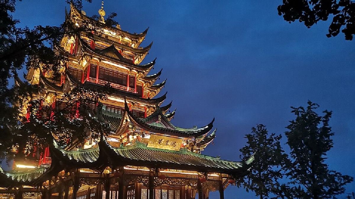 Pavilhão Hong'en à noite (Foto: HMGiovanniV / Wikimedia Commmons)