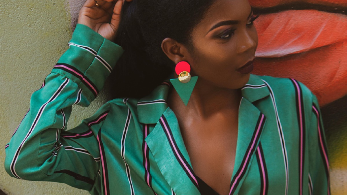 Blazer verde vira o ponto central do look quando o restante da roupa não disputa atenção (Foto: autor não identificado na página indexada / Pexels)