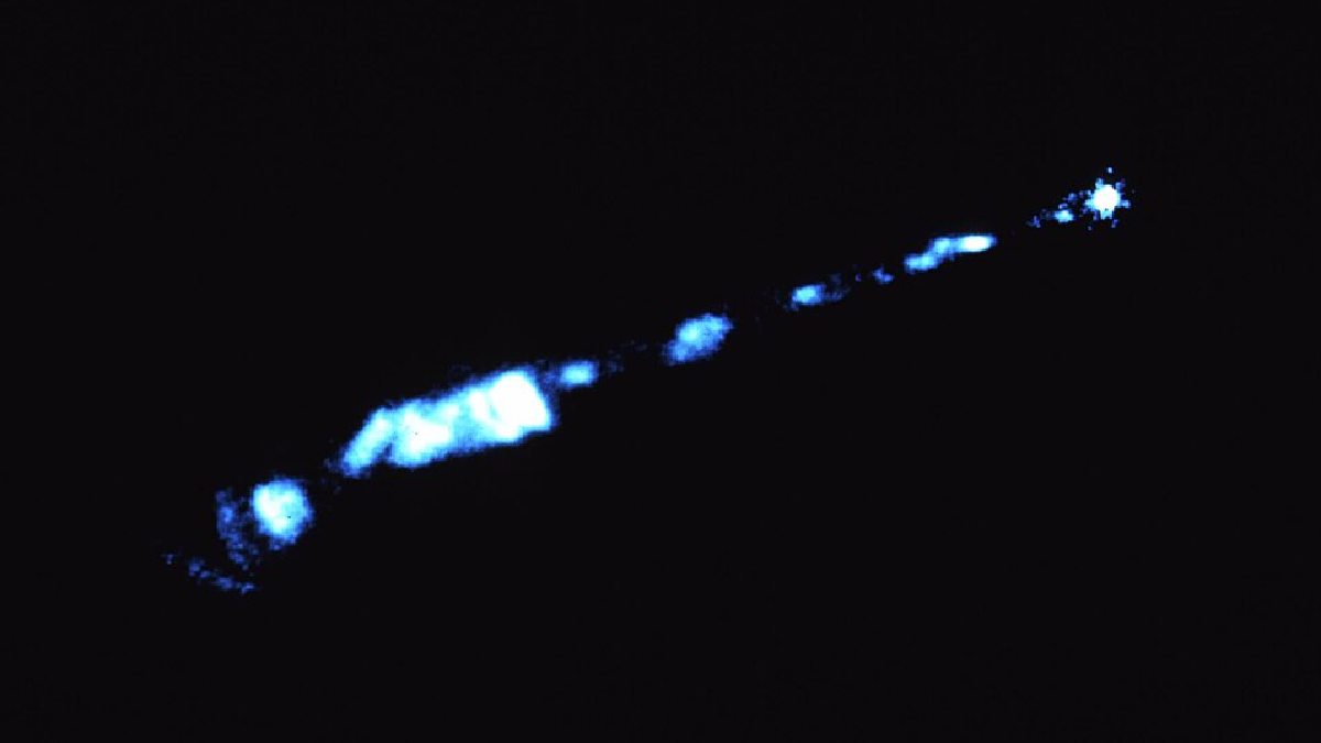 O jato óptico de M87 se estende por cerca de 4 mil anos-luz e é um dos exemplos mais conhecidos de plasma expelido por um núcleo ativo (Foto: F. Duccio Macchetto, NASA/ESA / Wikimedia Commons)