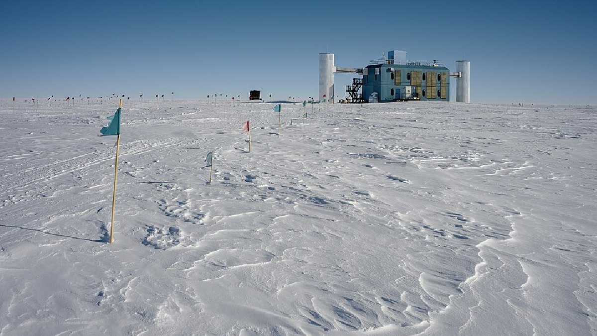 O observatório IceCube fica na Antártida e também monitora neutrinos de altíssima energia vindos do espaço (Foto: Christopher Michel / Wikimedia Commons)