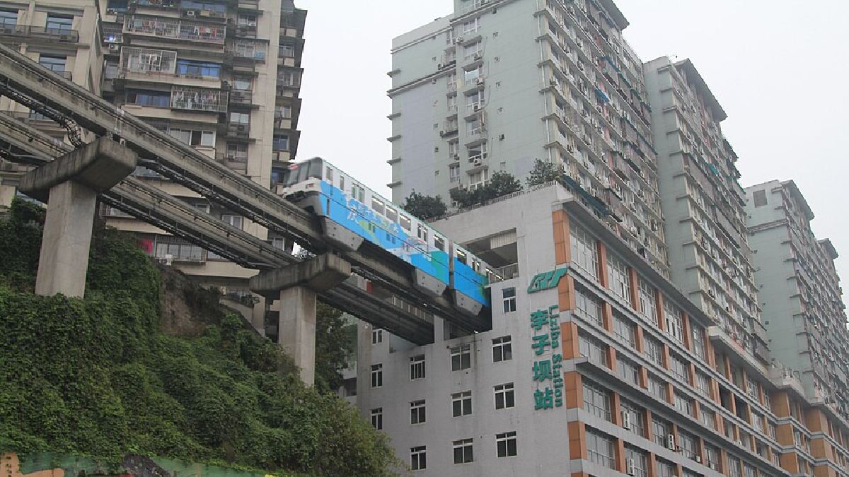 Trem da linha 2 atravessando a estação de Liziba (Foto: Junyi Lou / Wikimedia Commons)