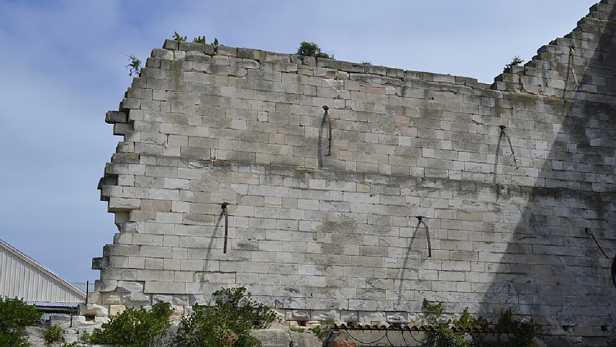 Boa parte das construções é feita de pedra, que era mais barata na ilha (Foto: Wendy Mann / Wikimedia Commons)