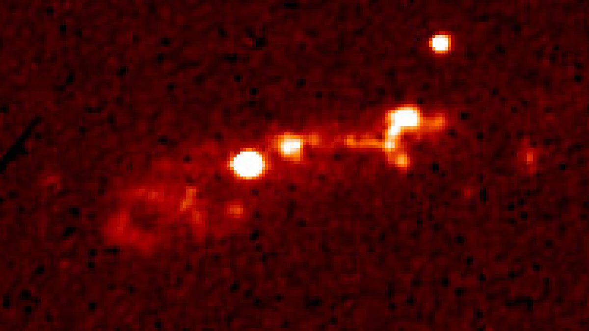 A radiogaláxia 3C368 exibe uma emissão alongada alinhada ao eixo de rádio, um dos sinais clássicos de atividade ligada a jatos vindos do núcleo galáctico (Foto: M. Longair, NASA/ESA e NRAO / Wikimedia Commons)