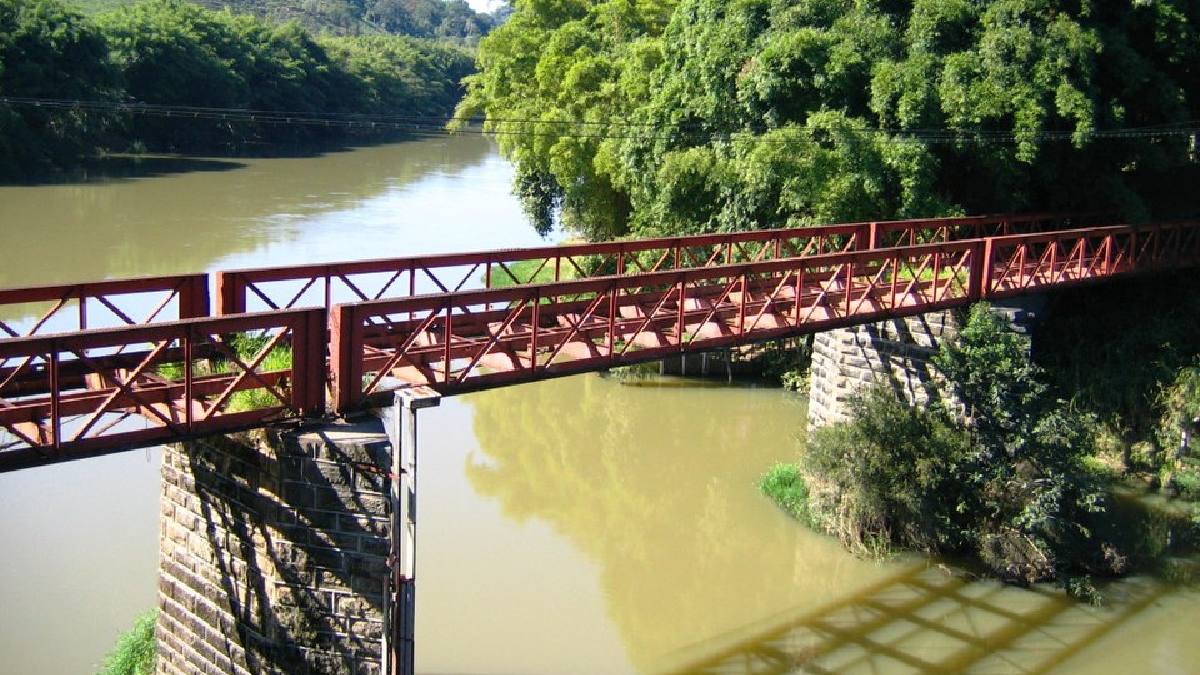 A ponte sobre o Paraíba do Sul conecta paisagem, memória regional e o nome de Euclides da Cunha, mesmo que não seja mais utilizada a décadas (Foto: OS2Warp / Wikimedia Commons)