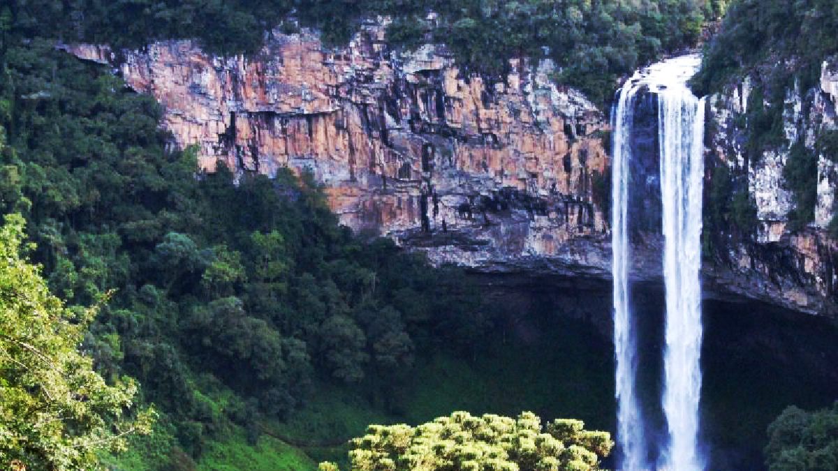 A Cascata do Caracol concentra o lado natural da viagem, com queda de 131 metros, mata nativa, mirantes e trilhas na Serra Gaúcha (Foto: Giuliano Maiolini / Wikimedia Commons)