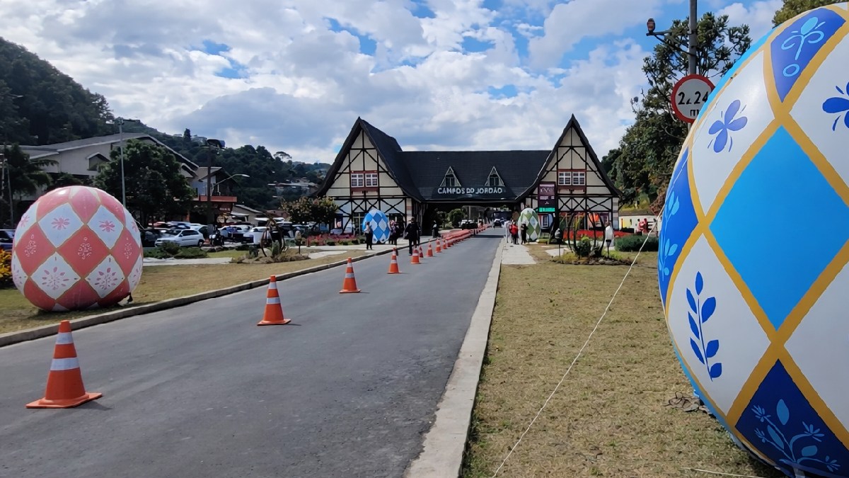 Ruas de Campos do Jordão decoradas para a Páscoa Encantada (Foto: Reprodução / Revayah Turismo e Eventos / YouTube)