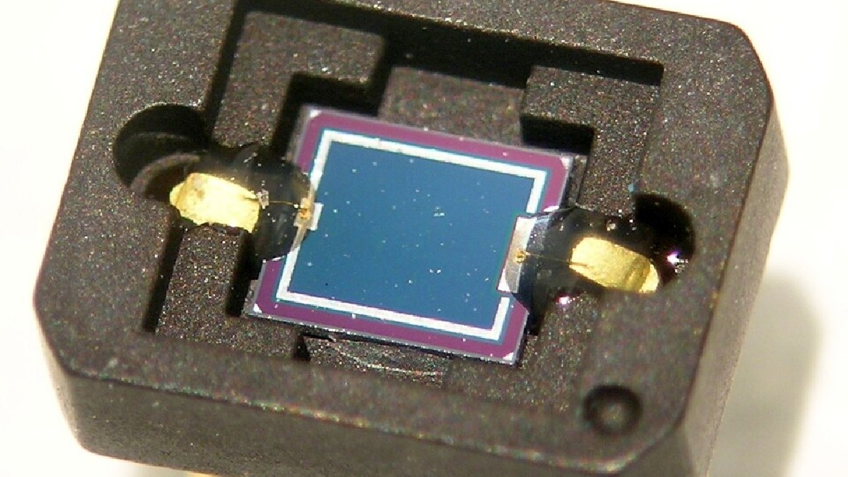 O fotodiodo é o componente que capta as mudanças de luz e converte o sinal óptico novamente em sinal elétrico (Foto: Masur / Wikimedia Commons)