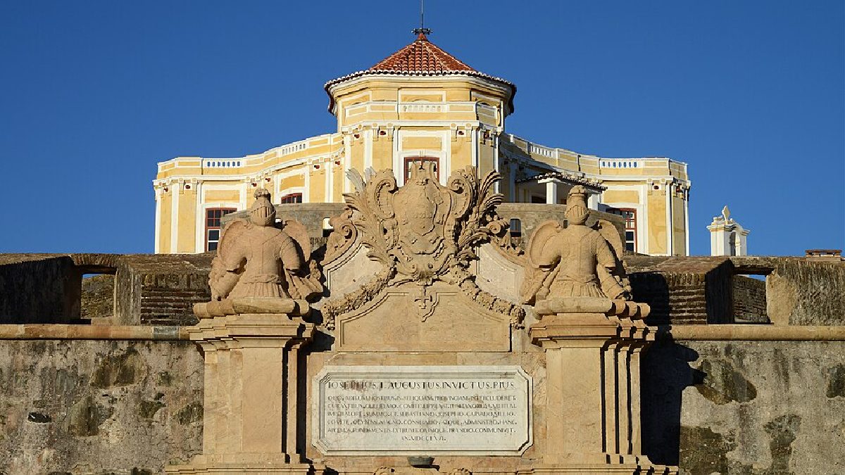 No Alentejo, o Forte da Graça integra o conjunto fortificado de Elvas, paralelo português às fortalezas abaluartadas europeias (Foto: Alvesgaspar / Wikimedia Commons)