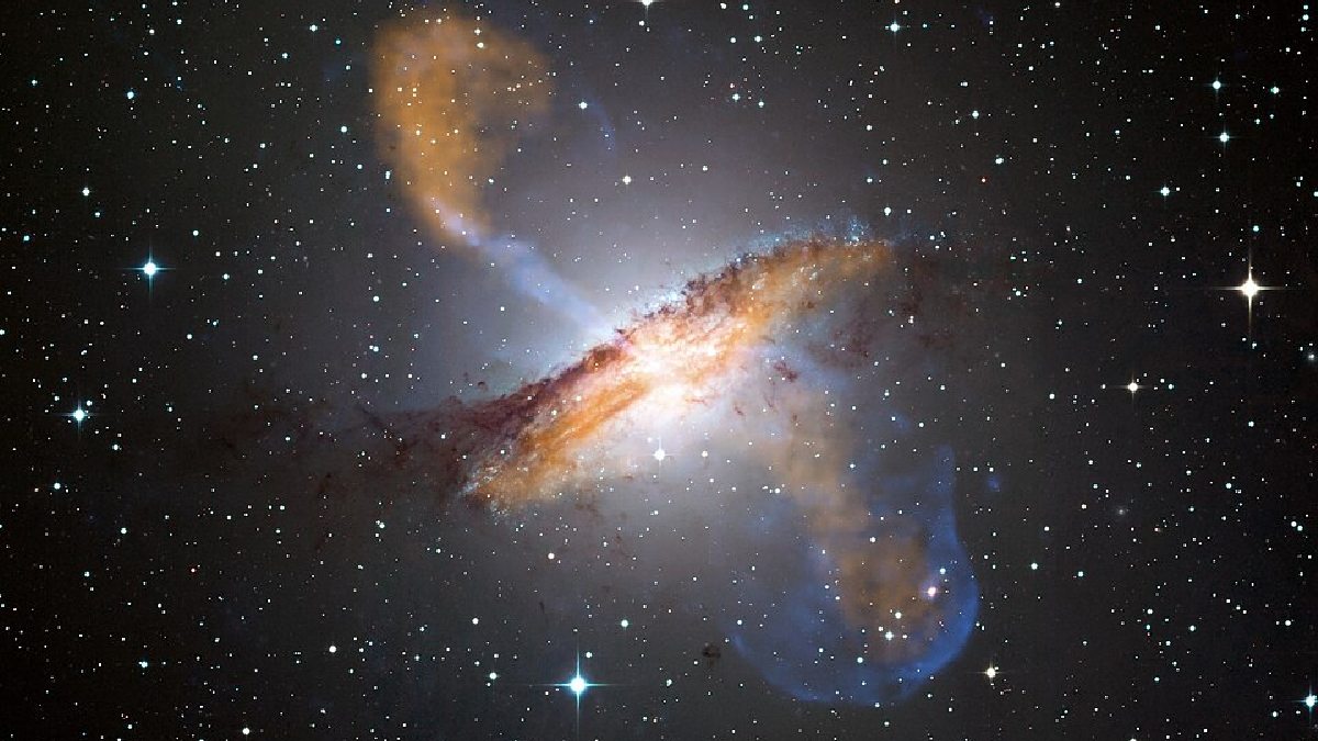 A imagem combina raios X, dados submilimétricos e luz óptica para mostrar jatos e lobos alimentados pelo buraco negro central de Centaurus A (Foto: ESO/WFI; MPIfR/ESO/APEX/A.Weiss et al.; NASA/CXC/CfA/R.Kraft et al.; Julian Herzog / Wikimedia Commons)
