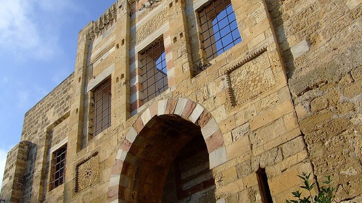 Fachada do palácio, também conhecido como Qasr al-Basha, antes dos ataques aéreos (Foto: User:Freedom's Falcon / WIkimedia Commons)