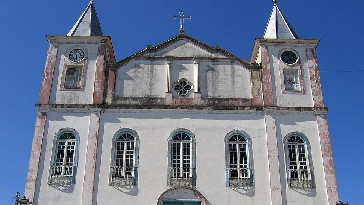 A antiga capela, a Igreja Matriz de Santa Branca, deu origem ao conjunto urbano que ainda organiza o centro de Santa Branca (Foto: OS2Warp / Wikimedia Commons)