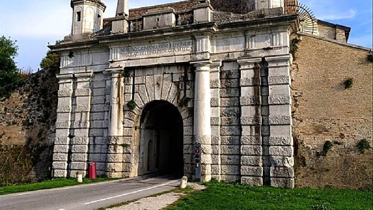 A Porta Udine é uma das três entradas monumentais de Palmanova, ao lado da Porta Cividale e da Porta Aquileia (Foto: Đuro Jiří / Wikimedia Commons)