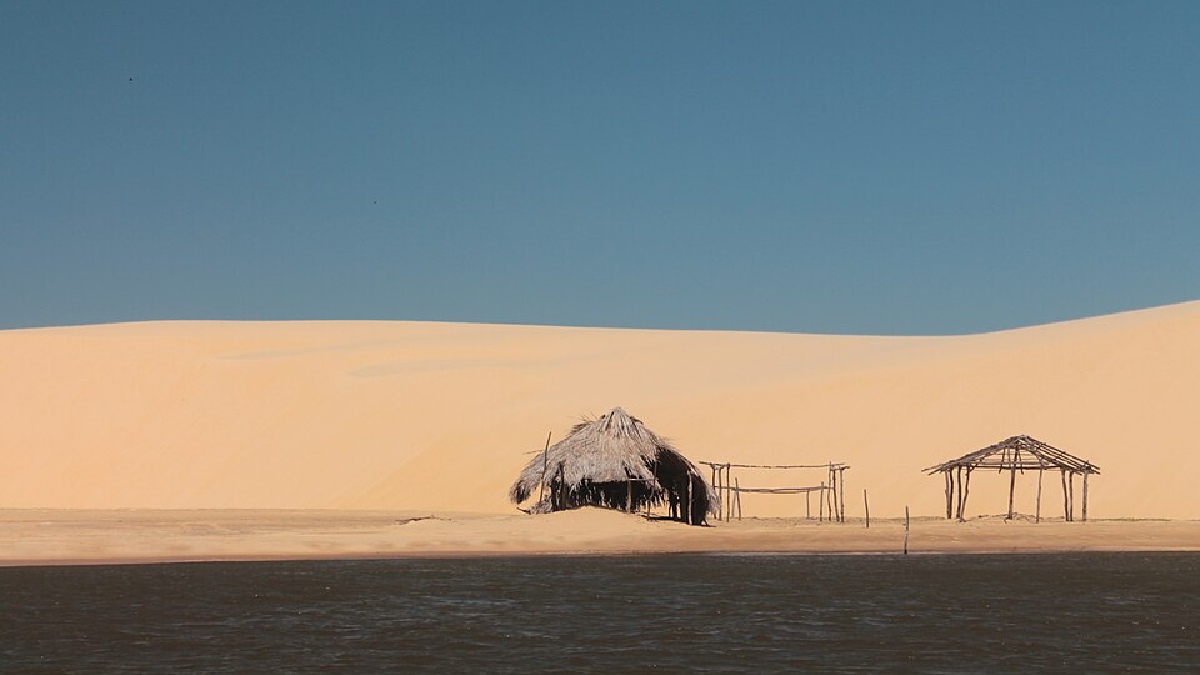 Barraca de pescadores localizada no Parque dos Lençóis (Foto: Rafael Gerude / Wikimedia Commons)