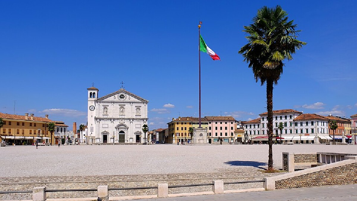O Duomo de Palmanova fica na Piazza Grande, área central que organiza visualmente o traçado radial da antiga fortaleza veneziana (Foto: Claconvr / Wikimedia Commons)