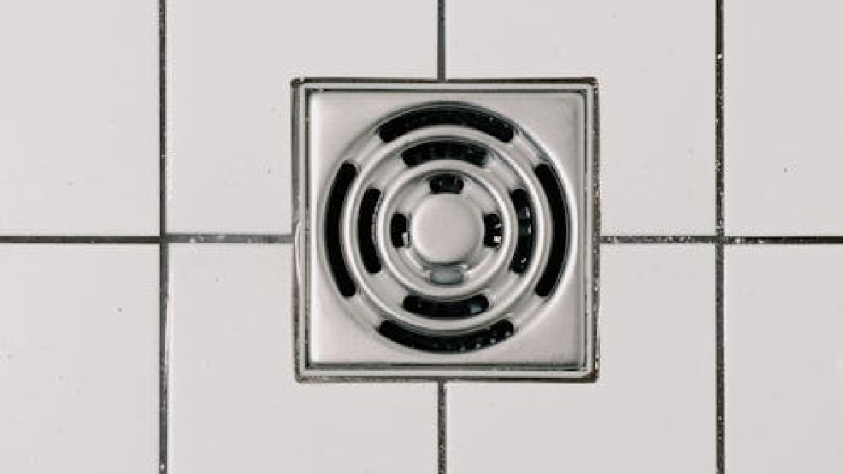 Use ralo linear ou central bem dimensionado para evitar acúmulo de água. Prefira revestimentos resistentes à umidade, como porcelanato, pedra ou microcimento. Inclua nichos e banco de apoio para deixar o banho mais prático e confortável (Foto: Ksenia Cher