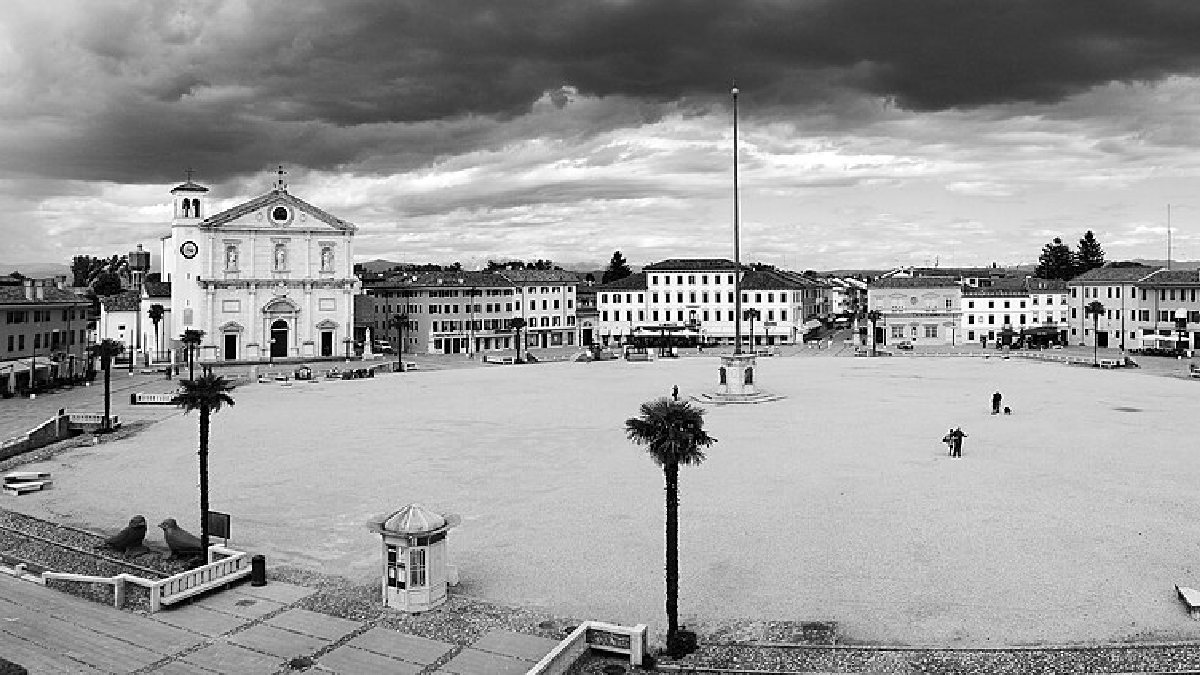 A praça central de Palmanova tem formato hexagonal e concentra edifícios históricos, cafés, estátuas e o movimento cotidiano da cidade (Foto: Stefano Trenca / Wikimedia Commons)