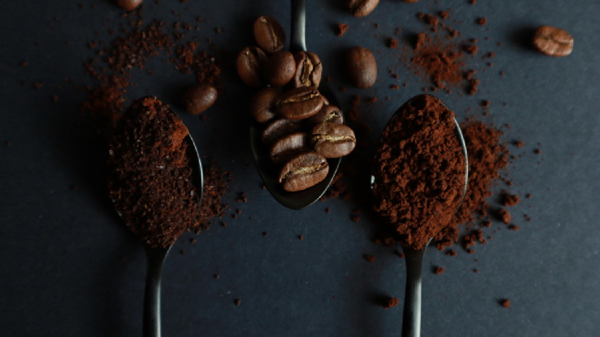 Agora, dentro da função de limpeza, a borra de café já possui aplicações caseiras, como retirar o cheiro do alho impregnado nas mãos (Foto: Ileana Ramona Nae / Pexels)