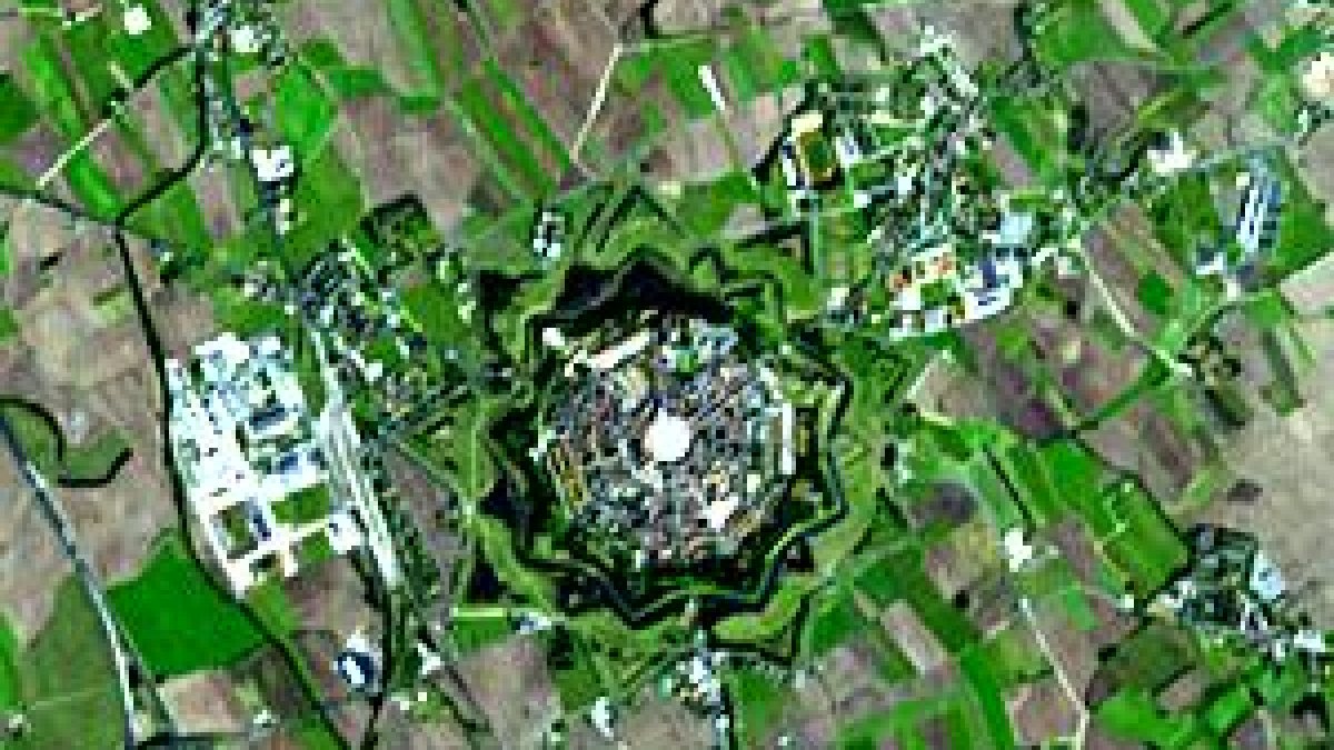 A NASA registrou Palmanova em 2004 e destacou o contraste entre a cidade geométrica, os campos ao redor e o fosso que cercava a fortaleza (Foto: NASA/METI/AIST/Japan Space Systems, and U.S./Japan ASTER Science Team)