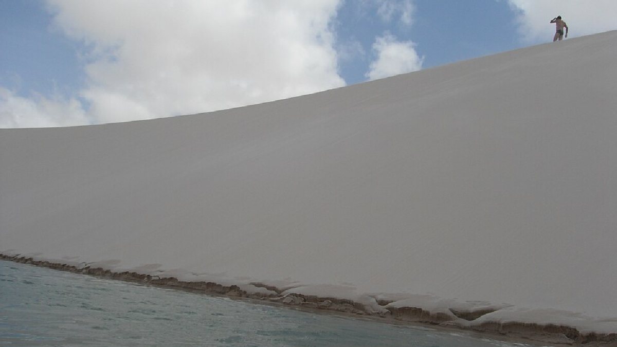 A alternância entre água doce e areia clara explica por que o parque foge da comparação simples com praias tradicionais (Foto: Welliton Fonseca / Wikimedia Commons)