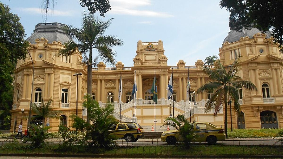 O Palácio Guanabara é um caso interessante da transição, pois ele foi a sede do governo federal republicano, tendo sido a residência de Getúlio Vargas. Posteriormente, foi a sede do governo guanabarino, mas após a fusão, ele se tornou sede do governo do estado fluminense e não da cidade (Foto: Eduardo P / Wikimedia Commons)