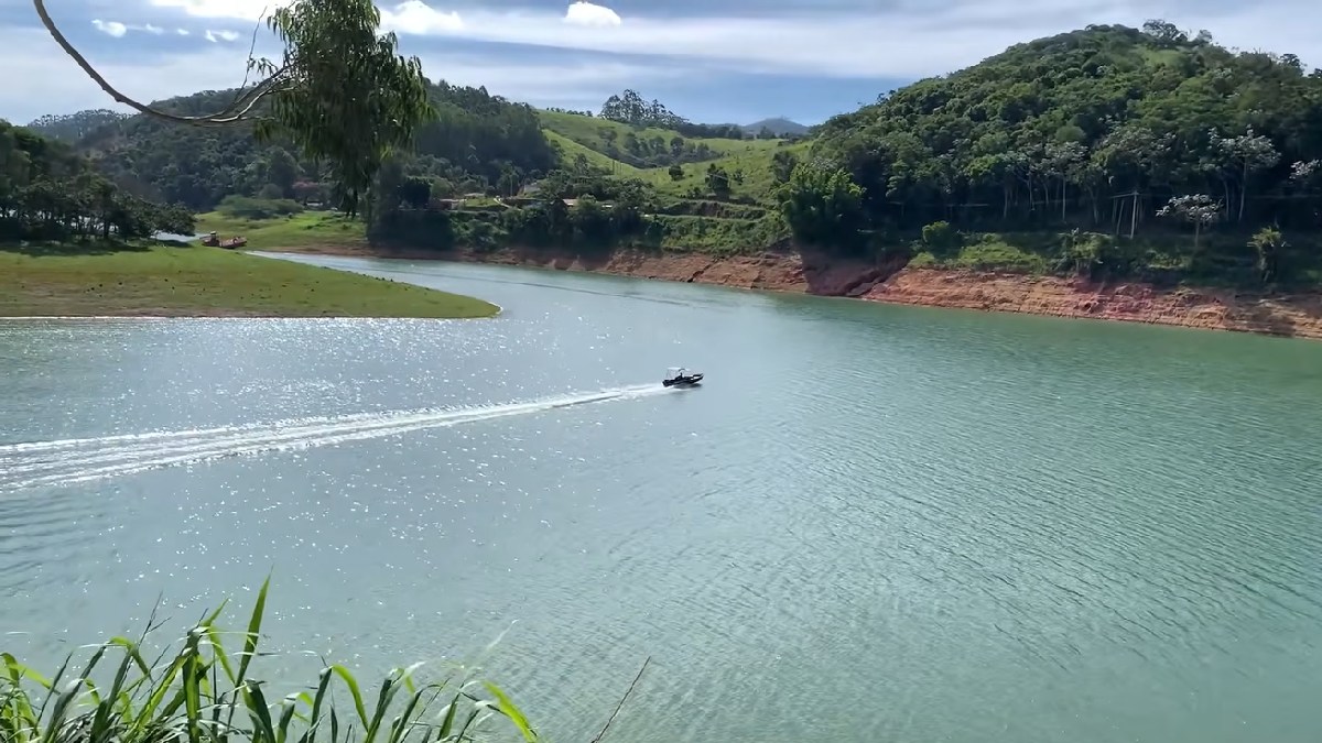 A Represa de Paraíbuna é palco para passeios de ferry boats e jet skis (Foto: Reprodução / YouTube / Traços do Mundo)