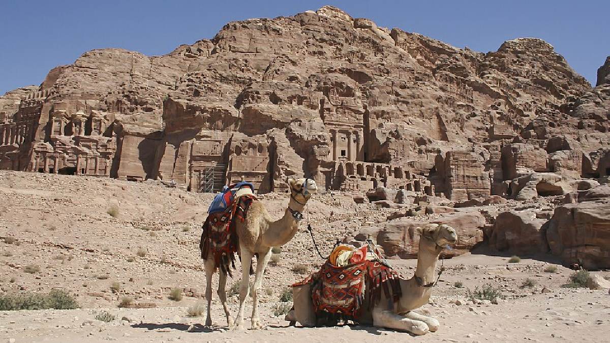 Ela era sustentada por um engenhoso sistema de água em plena região árida. Até hoje resistem canais escavados na rocha, cisternas e barragens que permitiram manter uma cidade grande no deserto (Foto: Diego Delso / Wikimedia Commons) 