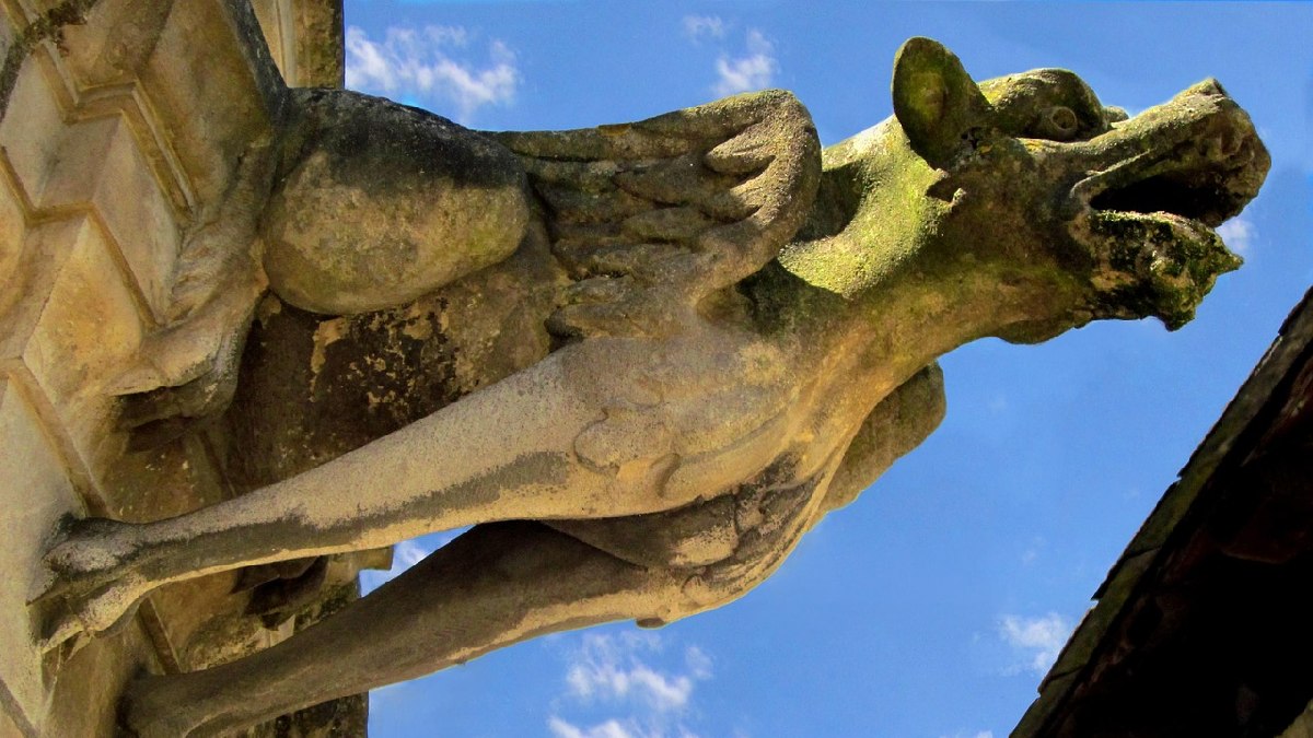 A forma alongada da peça não era acaso: quanto mais a escultura avançava para fora da fachada, mais longe a água era lançada da parede (Foto: guy_dugas / Pixabay)