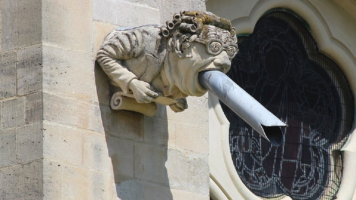 A boca aberta é um dos traços mais importantes da gárgula, pois marca o ponto por onde a água deixa o canal interno da escultura (Foto: Martinvl / Wikimedia Commons)