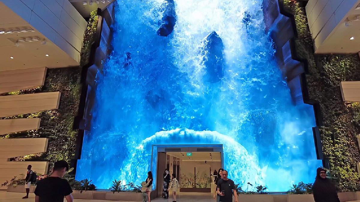 O aeroporto também tem o Wonderfall, no Terminal 2, uma cascata digital cercada por paredões verdes. A instalação fica no saguão de embarque e funciona 24 horas por dia (Foto: ScribblingGeek / Wikimedia Commons)