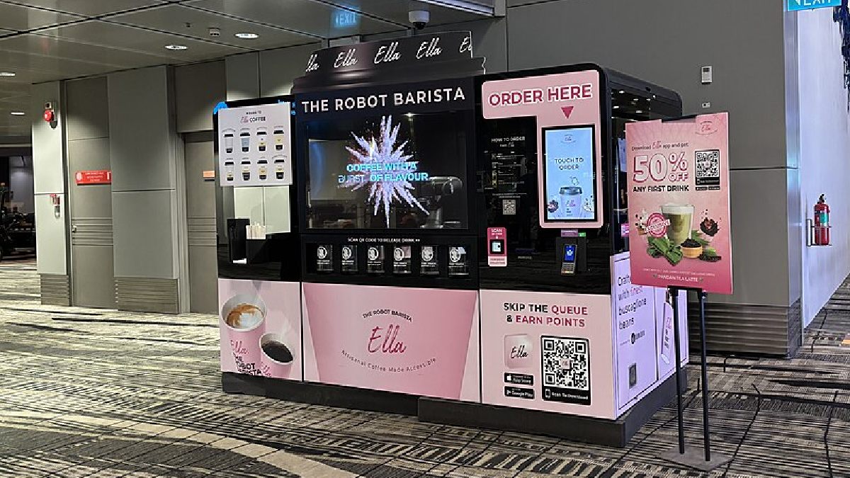 Barista robô localizada no Terminal 3 serve bebidas sem precisar entrar em contato com atendentes (Foto: Nick-D / Wikimedia Commons)