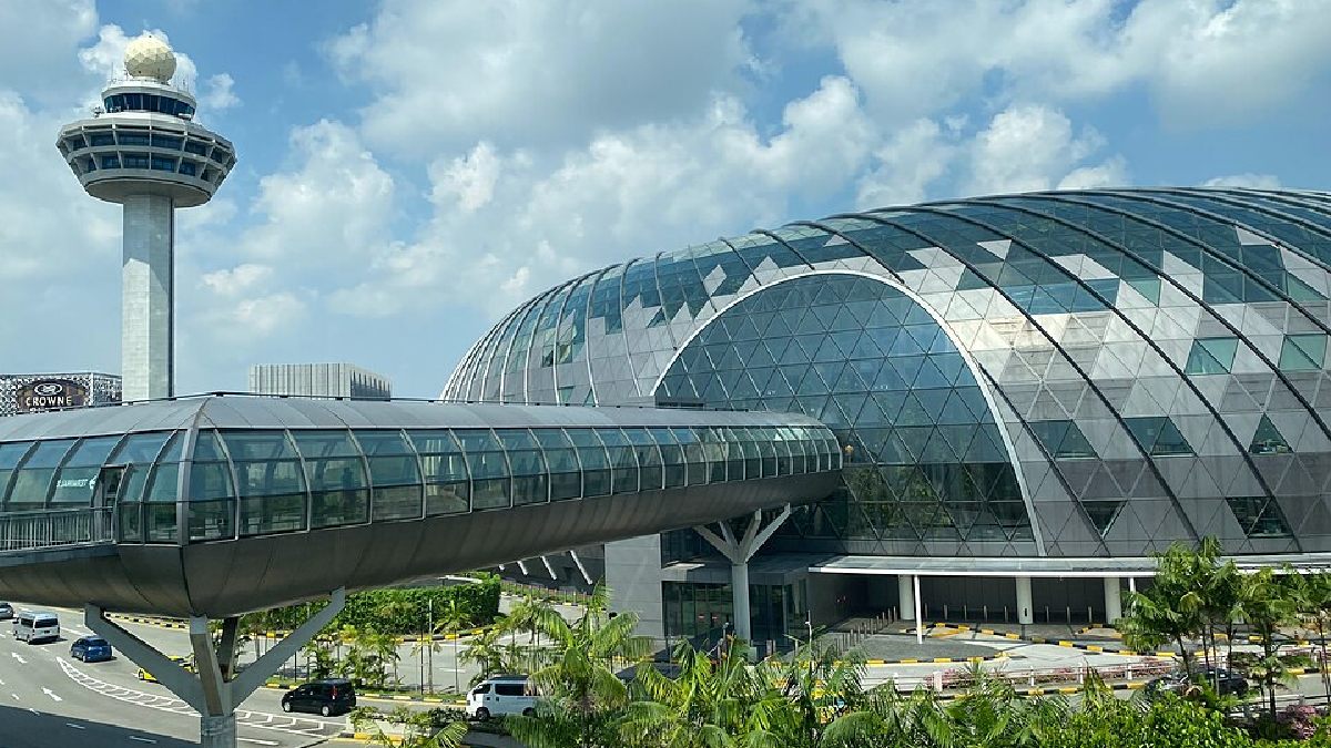 Para além de um aeroporto tradicional, o Changi Airport se tornou um ponto turístico dentro da cidade-estado de Singapura (Foto: LN9267 / Wikimedia Commons)