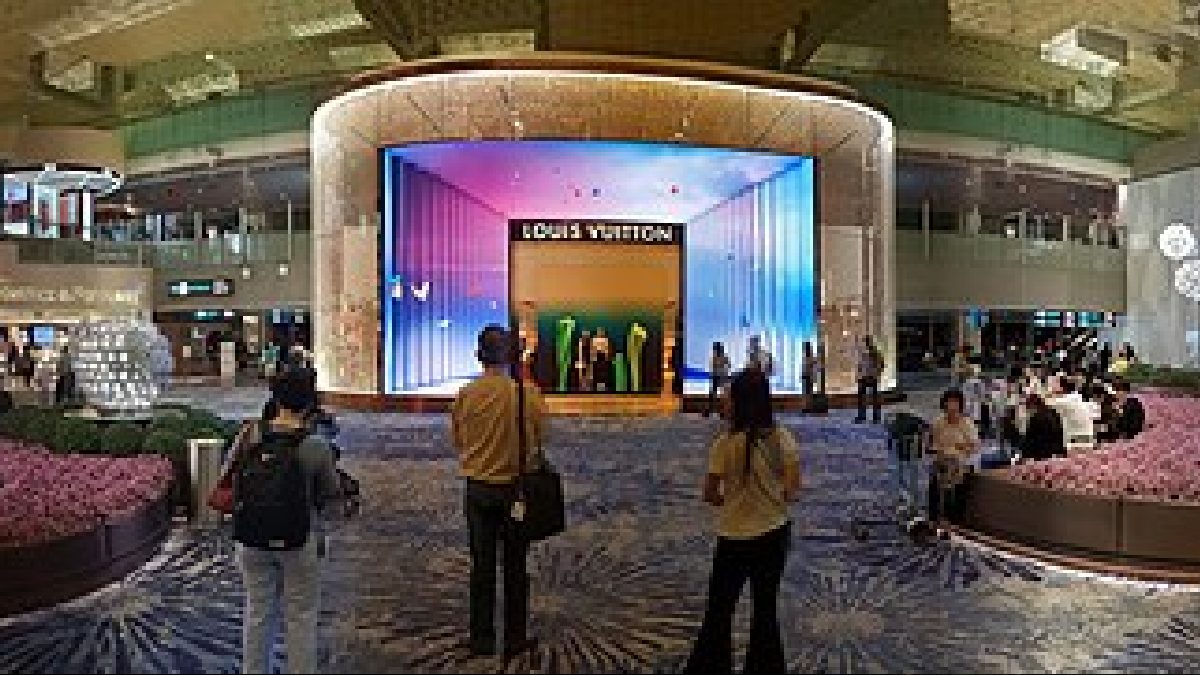 Enquanto os visitantes esperam seus voos, existem diversas opções de lojas e restaurantes. Mesmo marcas de grife como a Louis Vuitton mantêm suas próprias operações dentro do Changi (Foto: bertknot / Wikimedia Commons)