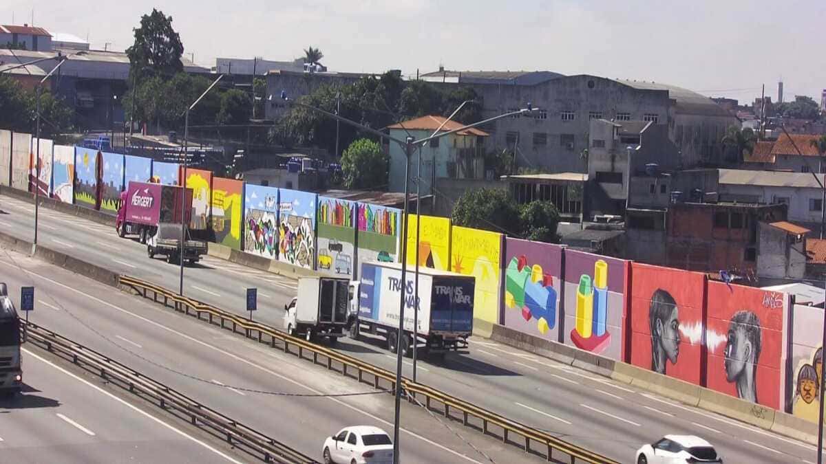 Artistas urbanos finalizam obras nas barreiras antirruído da Via Dutra em Guarulhos - Divulgação/RioSP