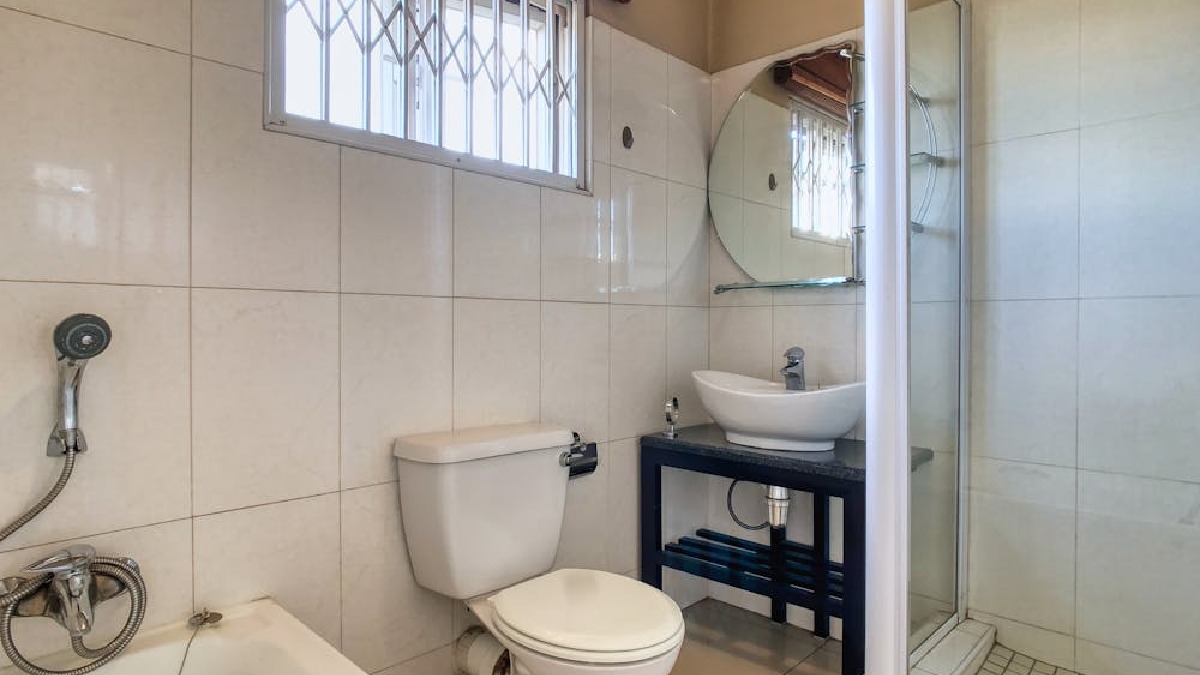 O banheiro contemporâneo passou a concentrar funções de higiene, pausa e relaxamento, por isso materiais claros e luz natural aparecem com frequência em projetos de inspiração spa (Foto: Alexander F Ungerer / Pexels)