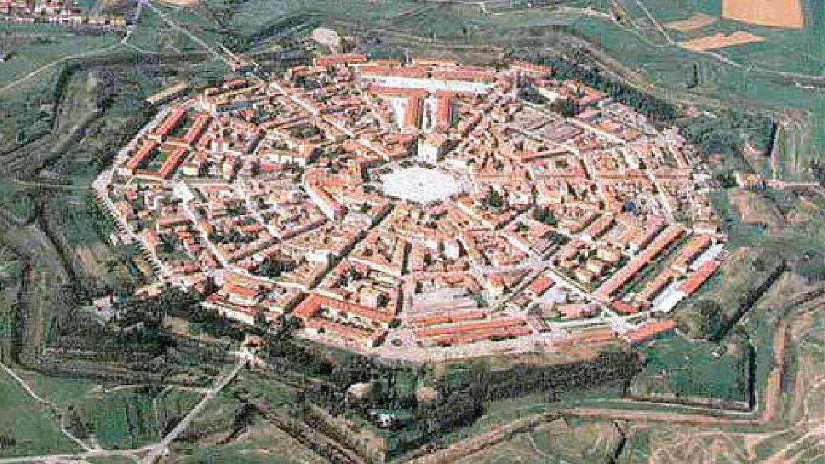 Vista do alto, Palmanova revela a estrela de nove pontas criada para responder às novas técnicas de guerra do século 16 (Foto: IlirikIlirik / Wikimedia Commons)