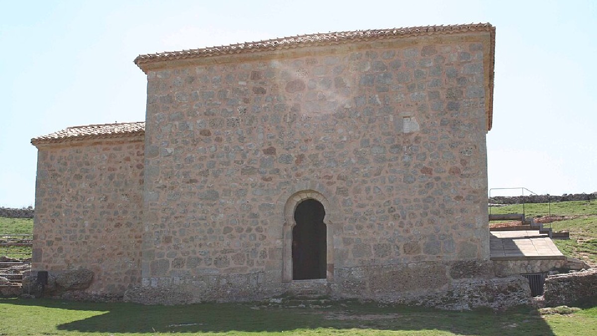 A ermida de San Baudelio, em Casillas de Berlanga, é tratada pelo turismo regional como um dos destaques da rota por seu valor histórico e arquitetônico (Foto: Julio Prieto / Wikimedia Commons)