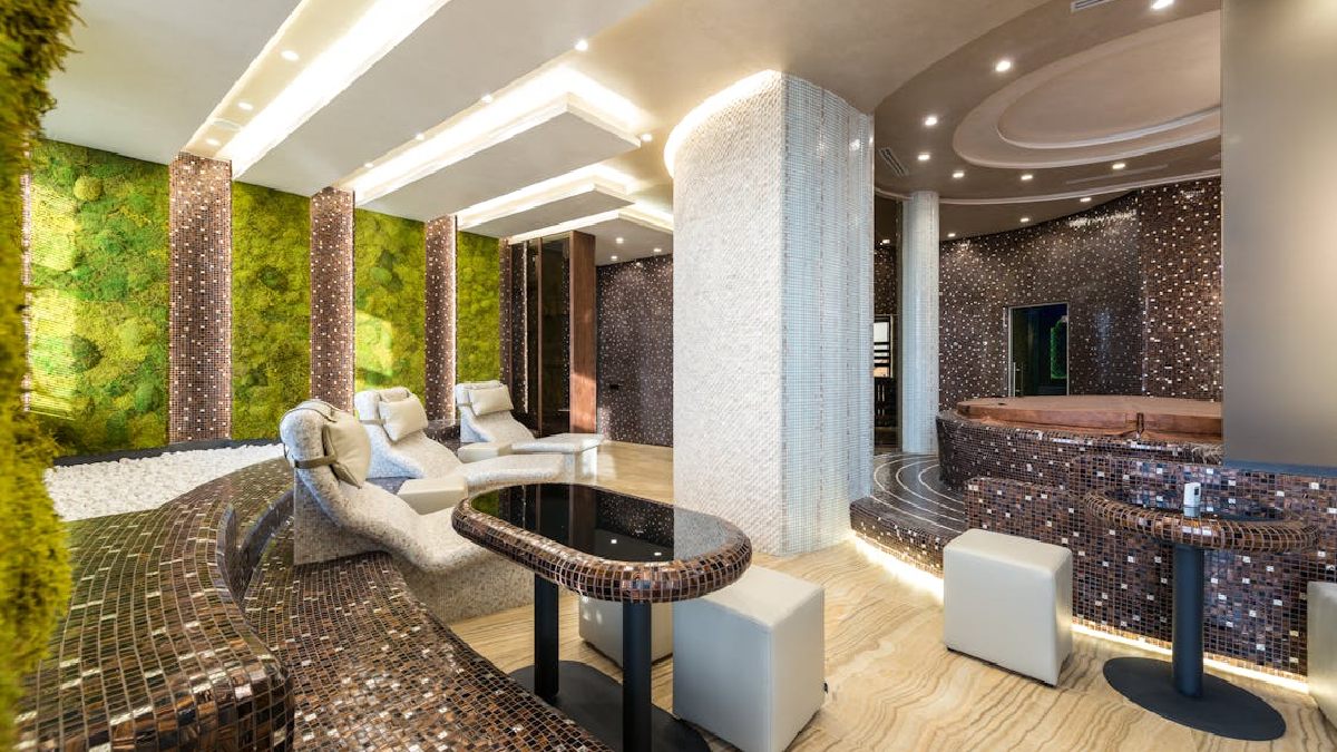 Spas usam banheiras, vegetação e áreas de descanso para criar uma rotina mais lenta, referência que migrou para projetos residenciais de banheiro (Foto: Max Vakhtbovych / Pexels)