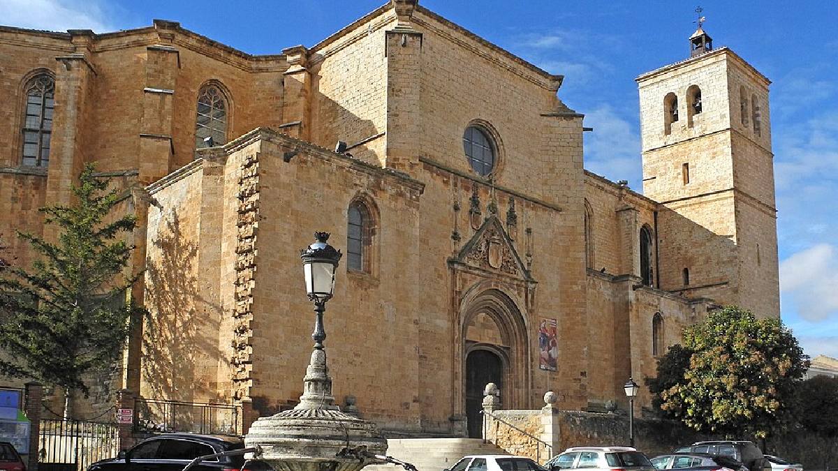 A colegiada de Santa María del Mercado é um dos monumentos centrais de Berlanga de Duero e faz parte da seleção oficial de atrações da região (Foto: LBM1948 / Wikimedia Commons)